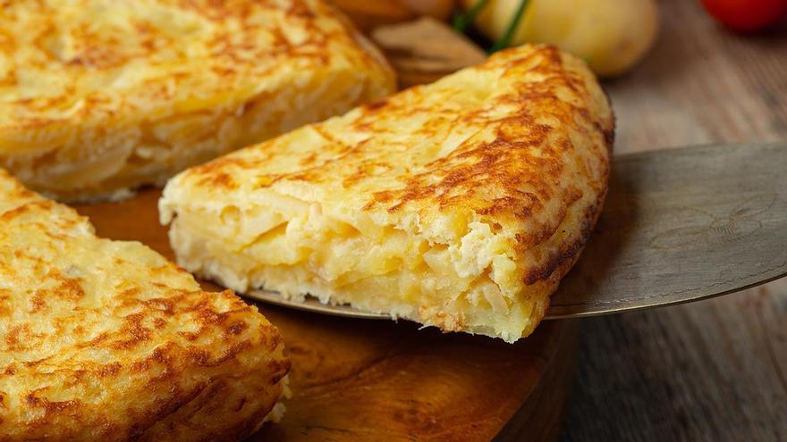 El truco del chef Dani García para dar la vuelta a la tortilla de patata