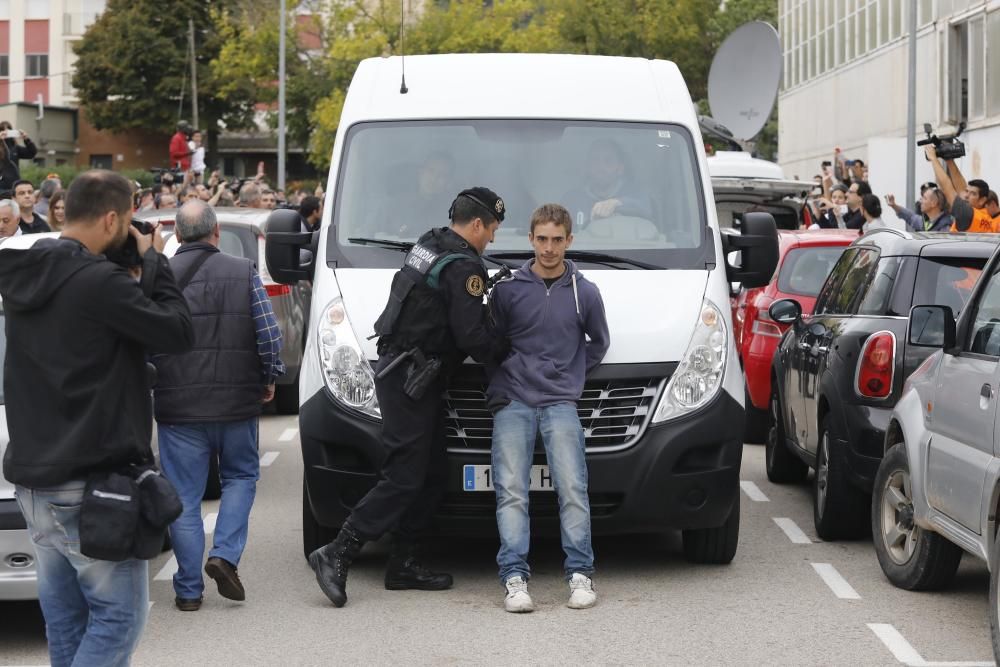 Guàrdia Civil i Policia Nacional desallotgen amb violència col·legis electorals gironins