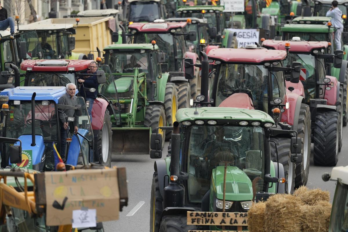 Concentración de agricultores con sus tractores en Girona, en protesta por las condiciones del sector