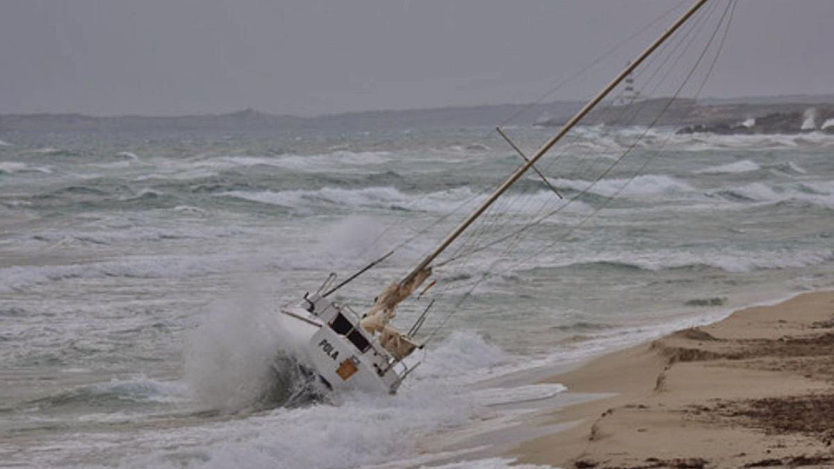 Velero varado en es Cavallet