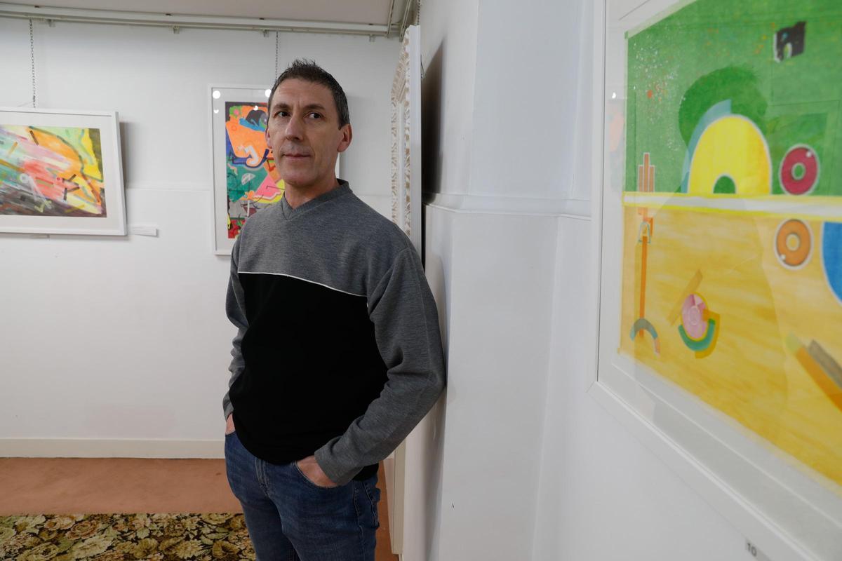 El artista, en una pasada exposición en Avilés.