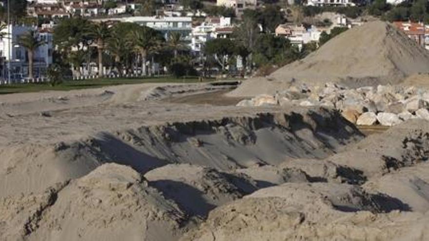 Imatge del febrer de la sorra que s&#039;acumula a l&#039;aparcament de la platja.