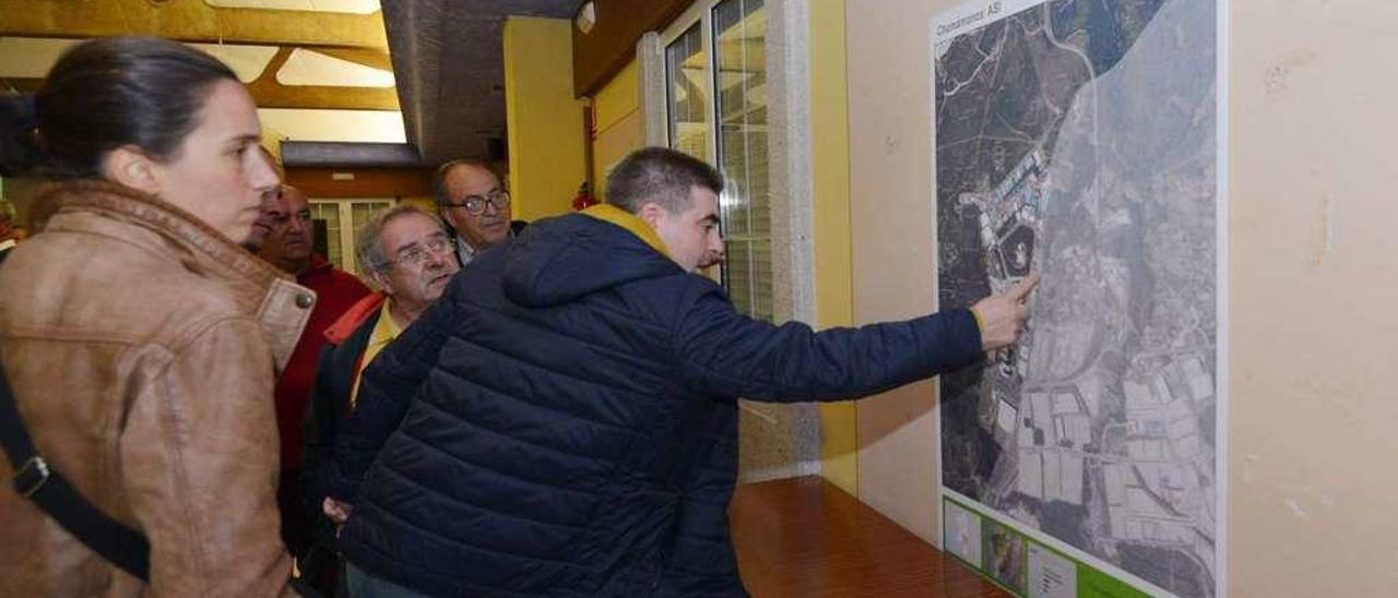 Comuneros y vecinos analizan en un plano el proyecto del parque forestal de A Fracha. // G. Santos