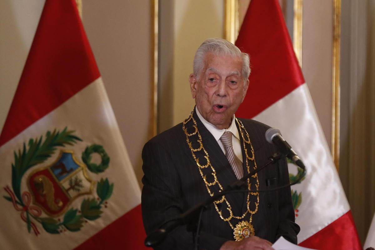 Del comunismo al neoliberalismo, la pasión política que cruzó la vida de Vargas Llosa