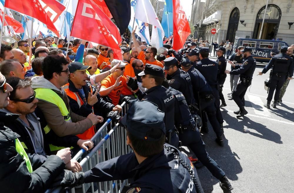 Han cortado el tráfico para pedir a la ministra de Industria, Reyes Maroto, que actúe definitivamente y evite el cierre de las plantas de A Coruña y Avilés.