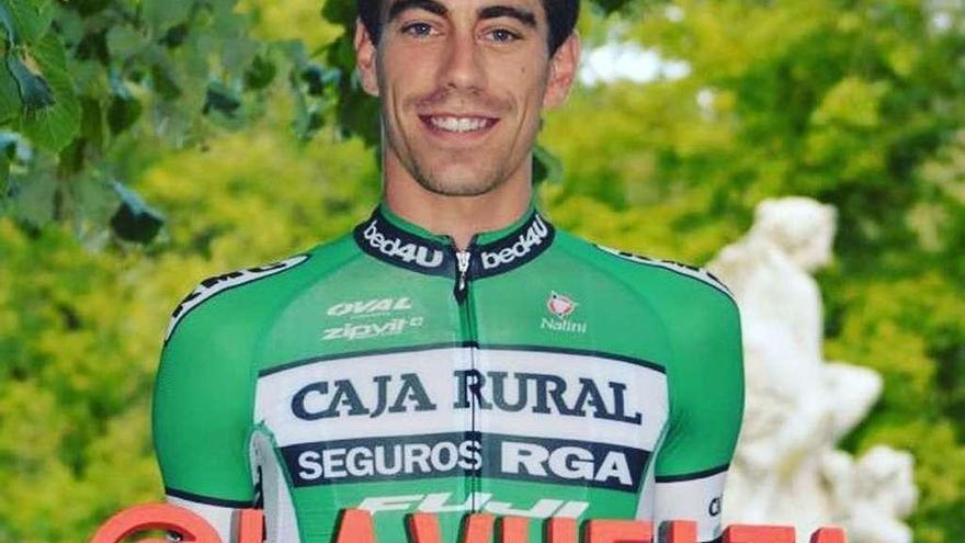 Jaime Rosón posa con una imagen oficial de la Vuelta a España en una fotografía publicada en su Twitter.