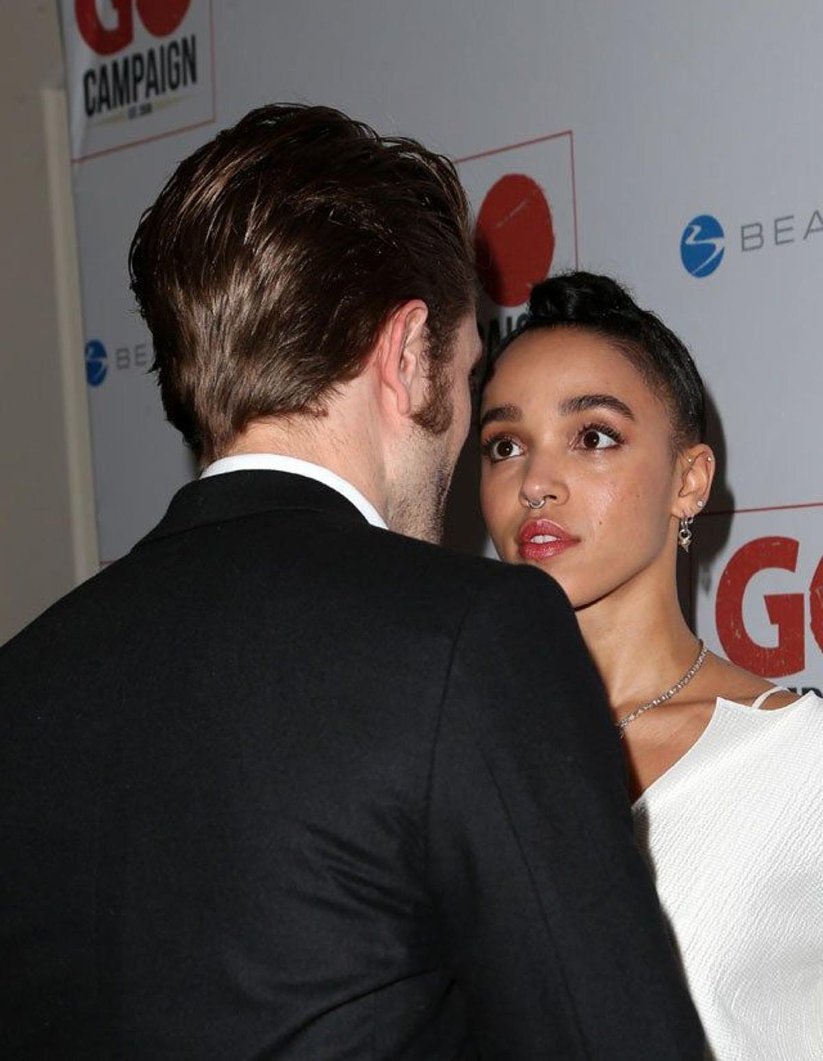 FKA Twigs mira a Robert Pattinson con mucho cariño en la gala GO Campaign