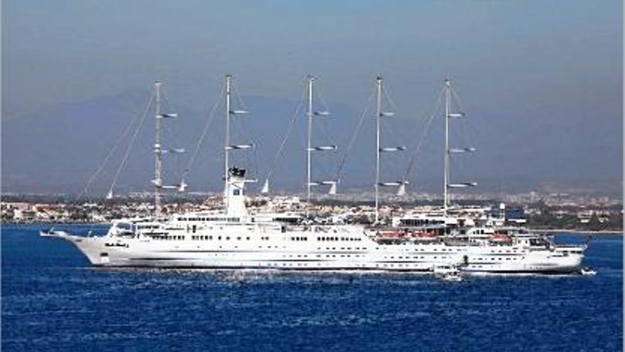 El veler &quot;Club Med 2&quot;, fondejat ahir a la badia amb Roses al fons.