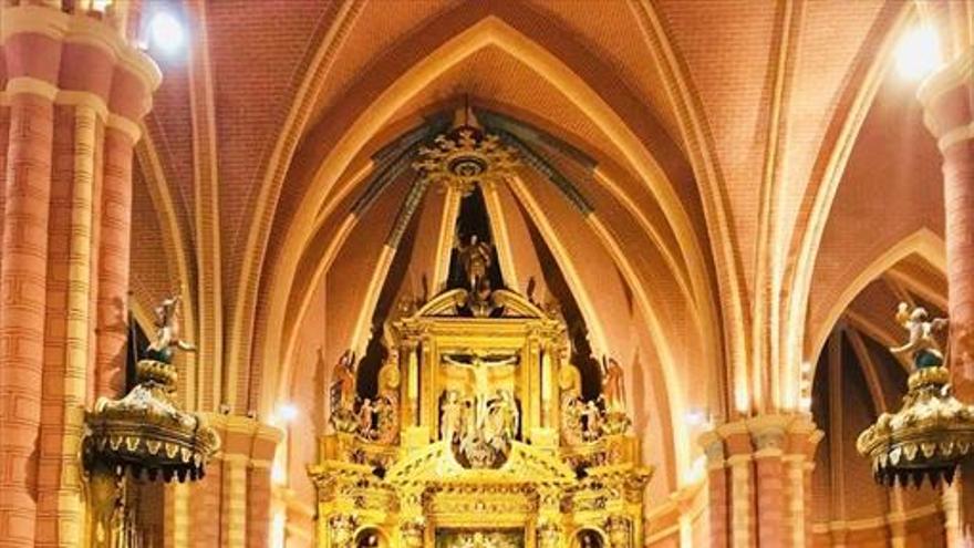 El retablo mayor de la iglesia de San Pedro recupera su esplendor