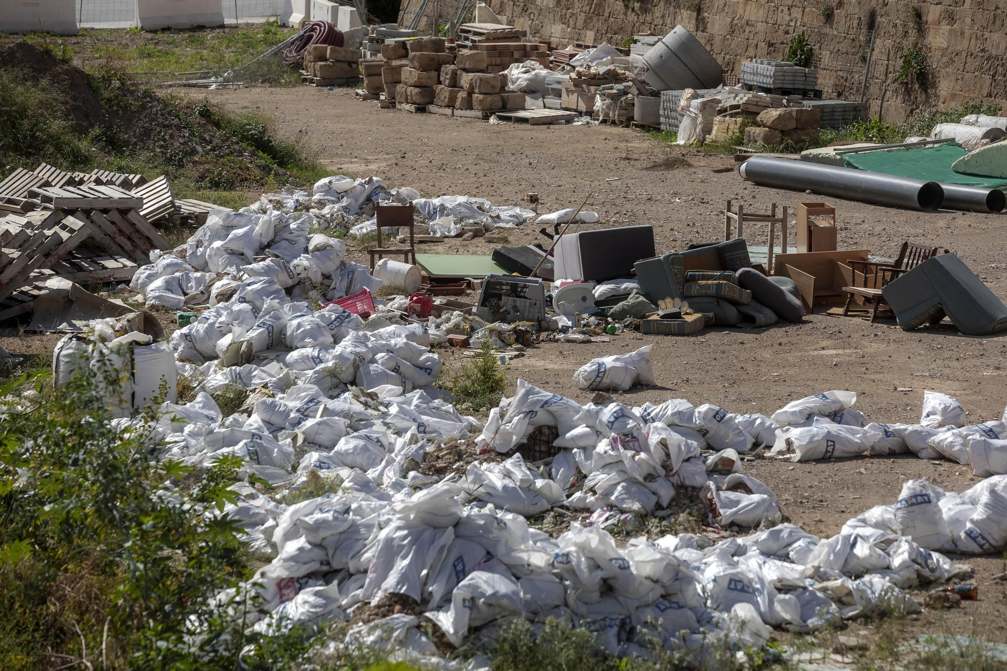 Un vertedero en el Baluard del Príncep: escombros, trastos y basura se adueñan de la antigua fortaleza de Palma