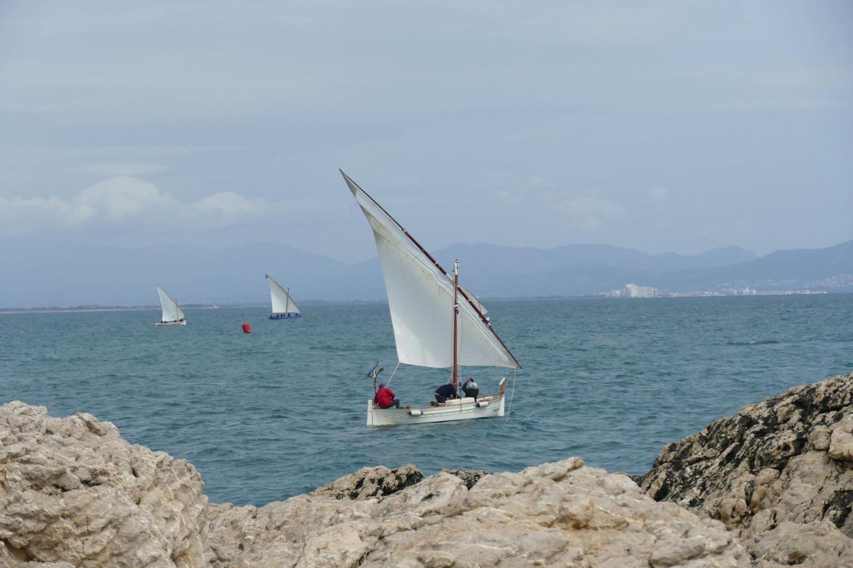 La trobada de vela llatina va omplir les aigües de l'Escala d'embarcacions de fusta i a vela.