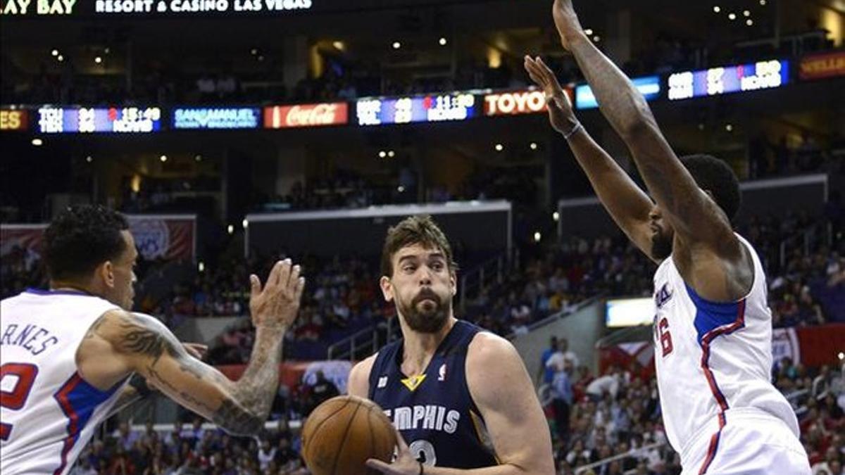 Marc Gasol, entre Barnes y Jordan.