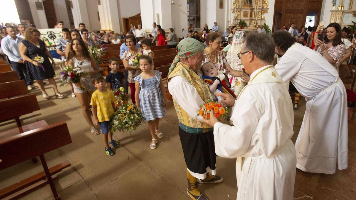 Los festeros han participado de forma multitudinaria en la Ofrenda de Flores a la Virgen de Loreto.