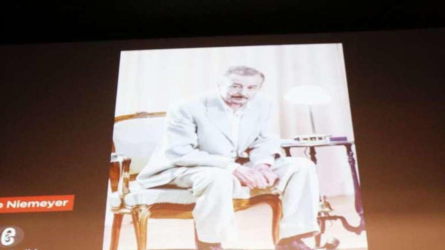 Carlos Cuadros, Amelia Ochandiano, Juan Diego y Vicente Domínguez, ayer, en el cine del Niemeyer.