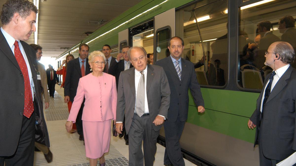 La comitiva d’autoritats arribant a Montserrat amb el primer cremallera