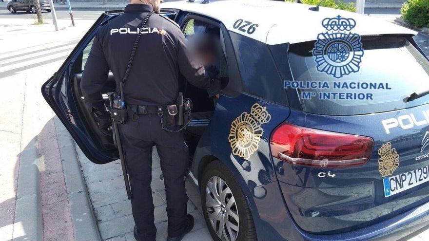 La Policía, durante la detención de un hombre.