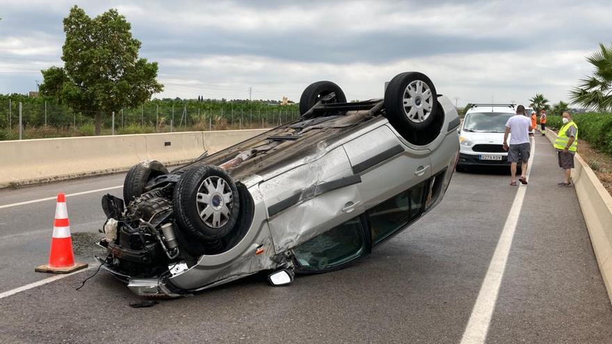 Vehículo volcado en Burriana