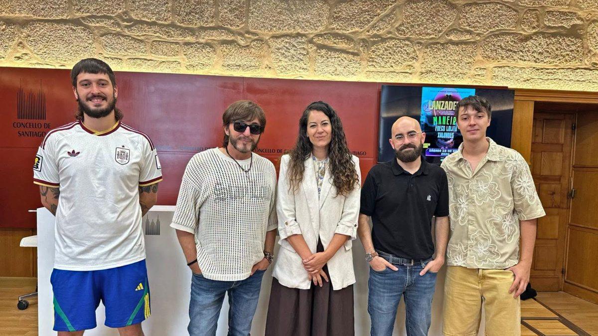 Al centro, la concelleira de Mocidade, María Rozas, entre integrantes de Xalundes, Fuego Lolita y Javi Maneiro, en Raxoi.
