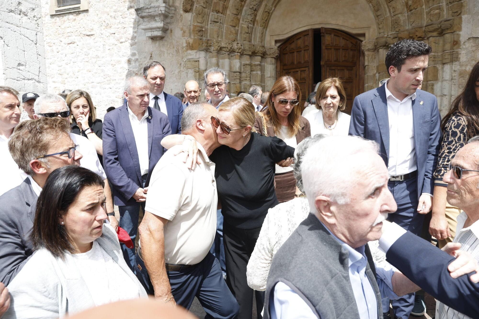 Las imágenes del funeral de Antonio Trevín en la basílica de Llanes.