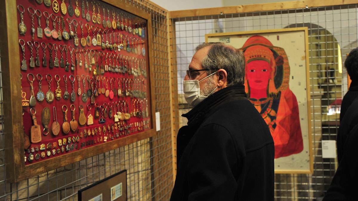 Entre las piezas expuestas se encuentran llaveros antiguos y medallas sobre el busto íbero