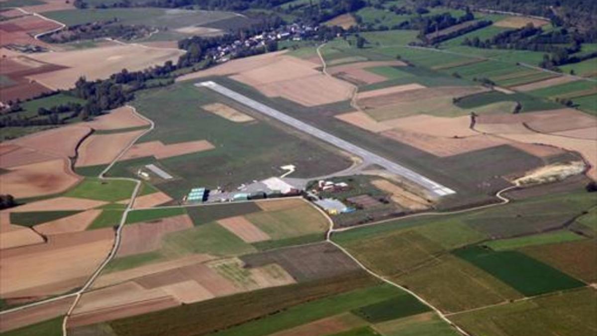 Vista del aeródromo de la Cerdanya, que ahora solo acoge vuelos deportivos, globos y helicópteros de rescate.