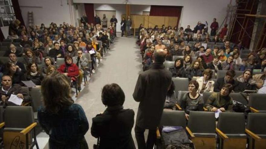 Los docentes se reunieron ayer en Alicante para acordar medidas de respuesta ante los recortes del Consell en Educación.