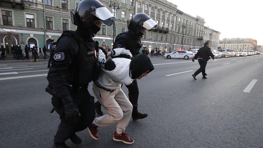 La lluvia y la policía ahogan la protesta en Moscú