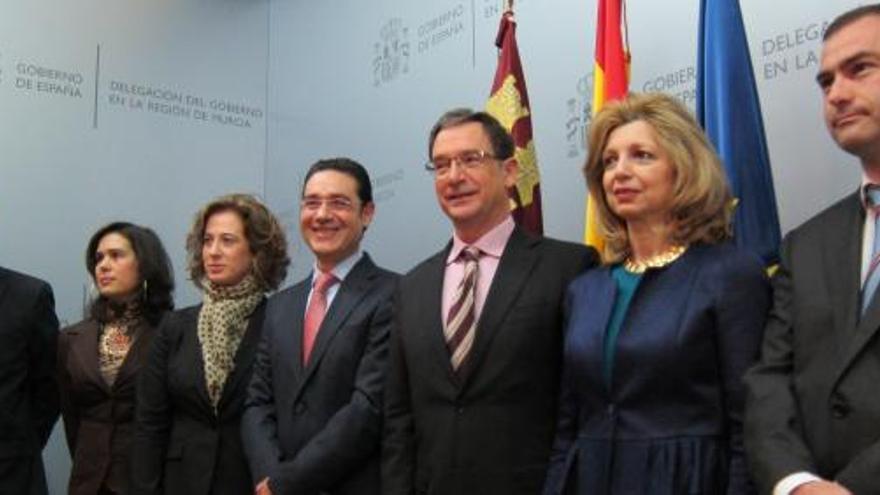 El delegado del Gobierno, Joaquín Bascuñana, posa con su equipo en toma de posesión del nuevo secretario general de la Delegación del Gobierno