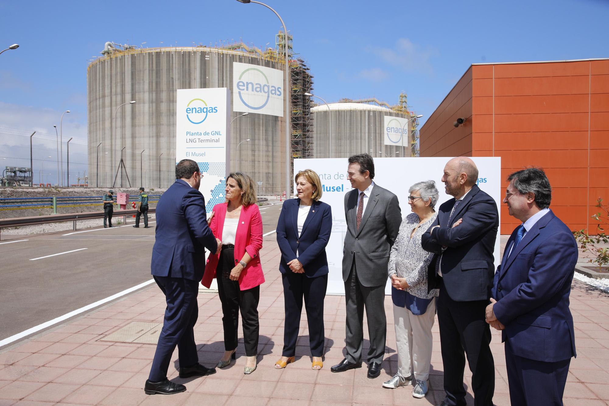 Teresa Ribera visita la planta regasificadora de El Musel