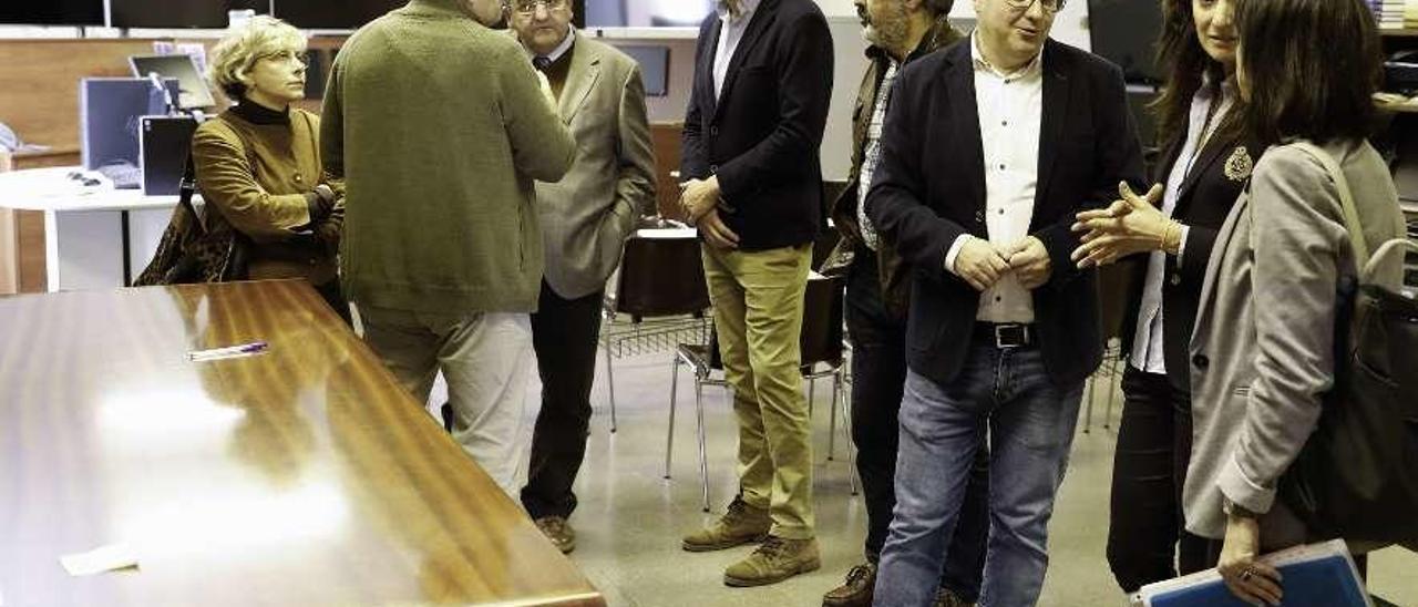 En primero término, Rubén González Rodríguez, con profesores de la Escuela Infante Don Enrique de Portugal, ayer, en la Escuela de Marina de Gijón.