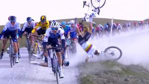 Les imatges de la brutal caiguda d’Alaphilippe a la Strade Bianche