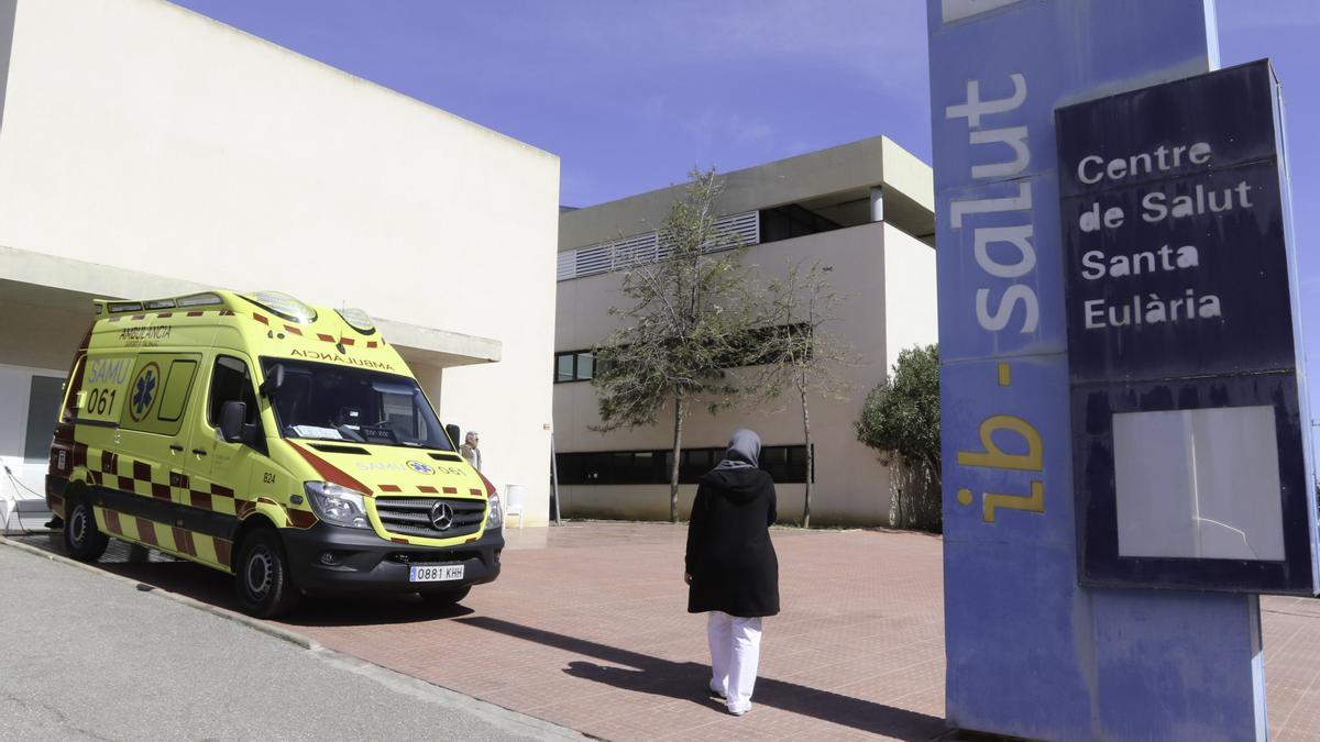 Una ambulancia en el centro de salud de Santa Eulària, en una imagen de archivo.