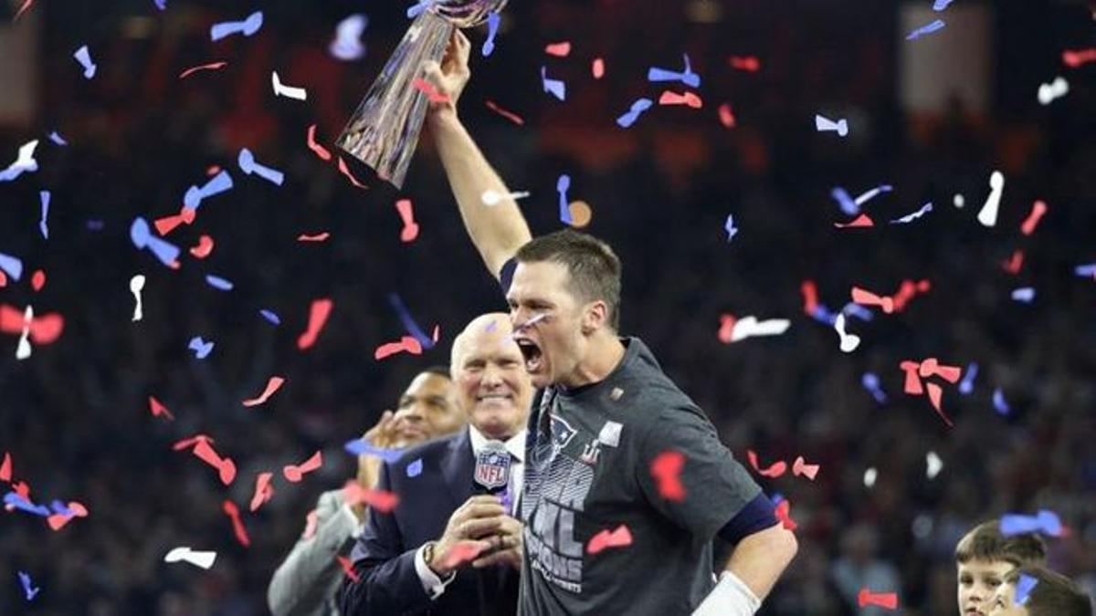 Tom Brady levanta el título de Súper Bowl ganado en 2017 con los New England Patriots.