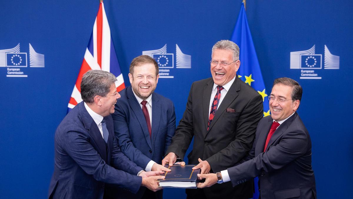 El ministro presidente de Gibraltar, Fabian Picardo; el secretario de Estado de Reino Unido para Europa, Stephen Doughty; el comisario Maroš Šefčovič, y el ministro José Manuel Albares, con el Tratado que normaliza las relaciones UE/Gibraltar