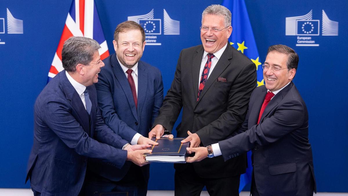 El ministro presidente de Gibraltar, Fabian Picardo; el secretario de Estado de Reino Unido para Europa, Stephen Doughty; el comisario Maroš Šefčovič, y el ministro José Manuel Albares, con el Tratado que normaliza las relaciones