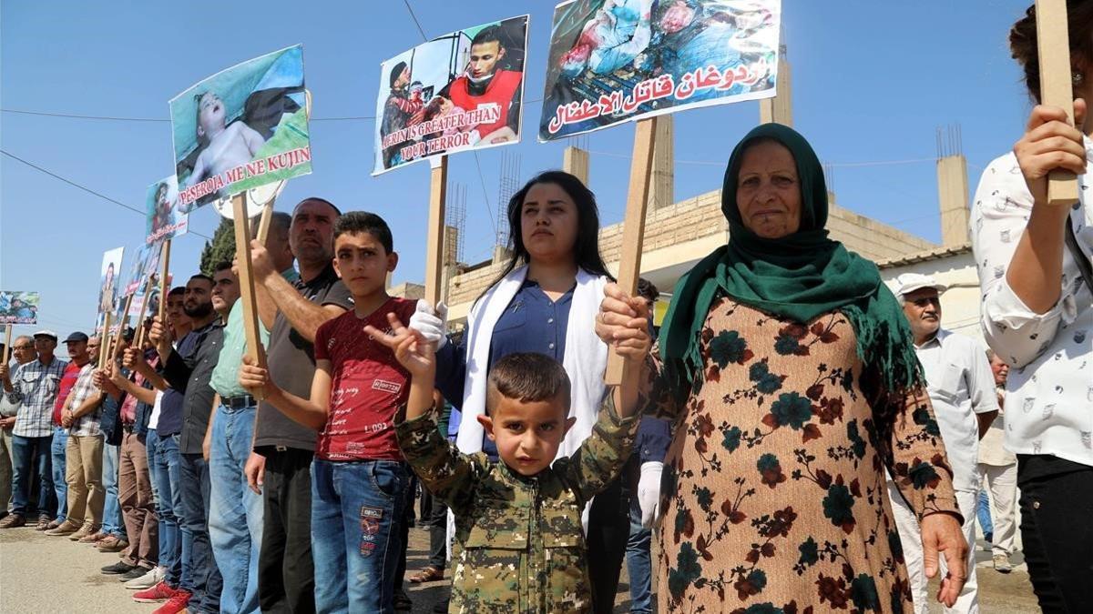 Protesta de kurdos sirios de Ras Al Ain contra la ofensiva turca, este jueves.