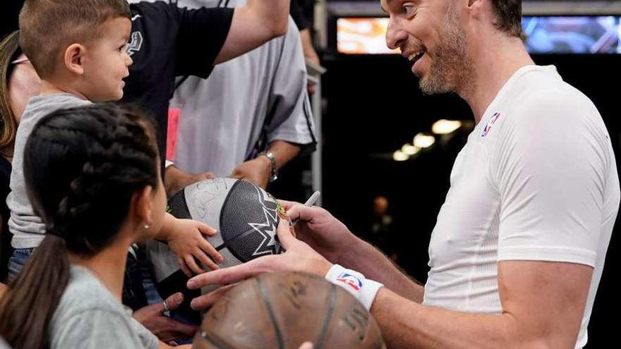 Pau Gasol firma autógrafos tras uno de sus partidos con los Spurs. // Efe