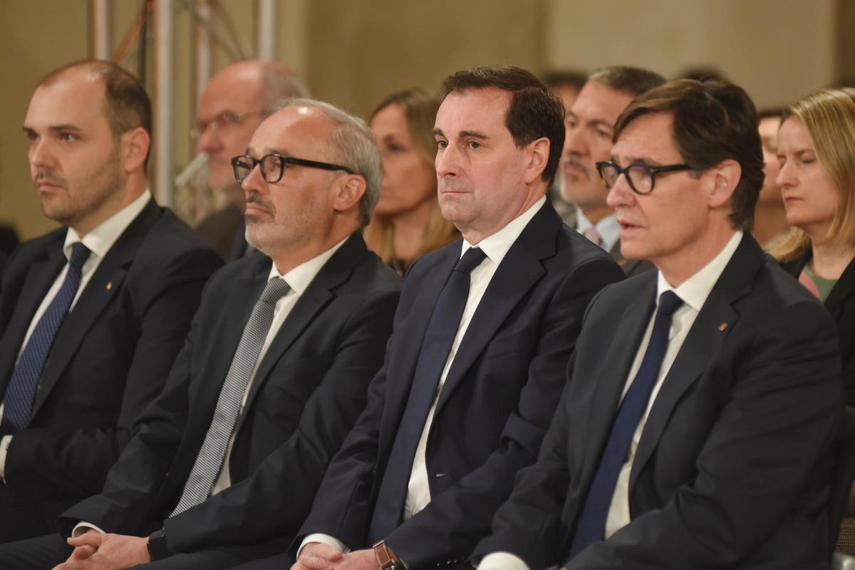 Toni Ruiz (Mango) junto a Salvador Illa y otros miembros del Govern en el acto de entrega de la Medalla d'Or a Isak Andic