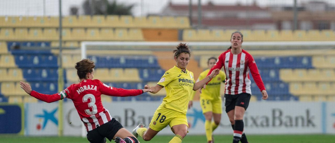 La jugadora del Villarreal Soldevila pugna por un balón ante la presión de la zaguera delAthletic Moraza.