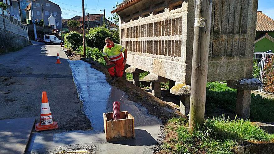 Operarios trabajando ayer en el tramo del vial.   | // G.NÚÑEZ