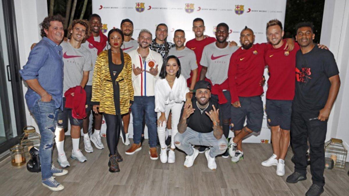 Los representantes del Barça con algunos cantantes en el evento de Sony Music