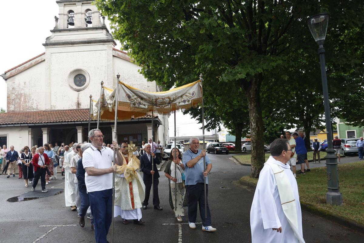 La misa y procesión del barrio de Jove, en imágenes La misa y procesión del barrio de Jove, en imágenes