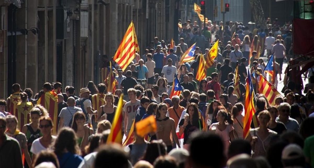 Un mar d’estelades i senyeres al centre de Barcelona.