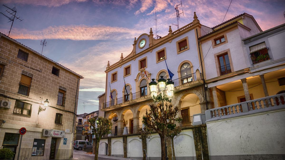 Plaza Mayor y Ayuntamiento de Jaraíz de la Vera.