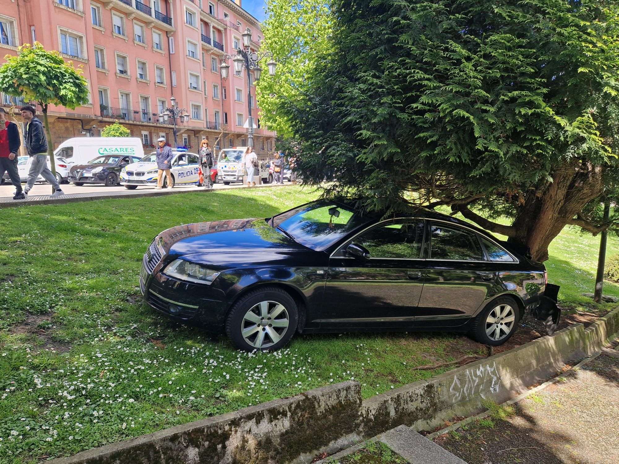 EN IMÁGENES: Un coche irrumpe en uno de los parques más conocidos de Oviedo para sorpresa de los peatones