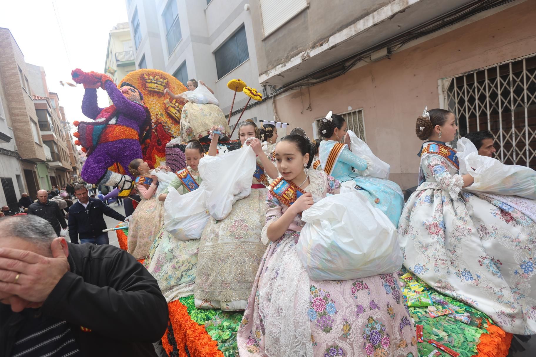 Búscate en las fotos: Burriana disfruta con la Cabalgata del Ninot Infantil
