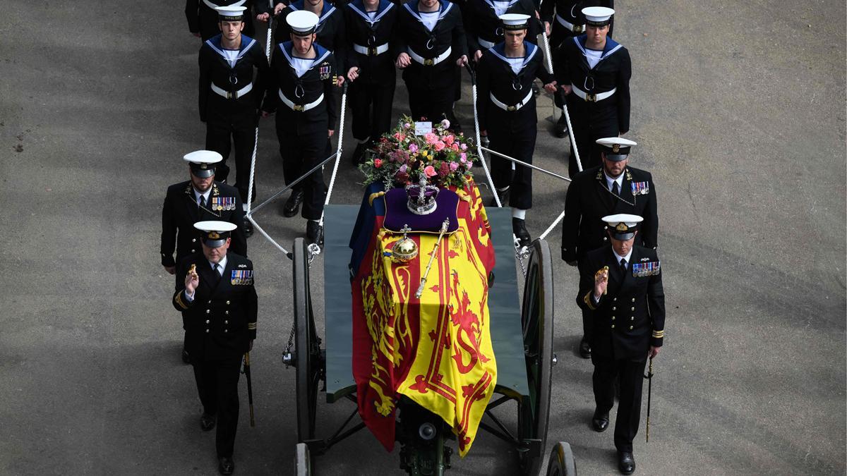 Marineros de la Royal Navy escoltan el féretro de Isabel II, envuelto en el estandarte real, de camino hacia el Wellington Arch.