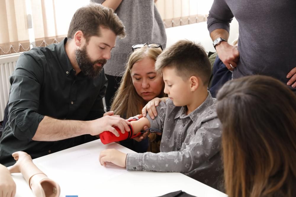 Evento para dotar a niños sin extremidades de una súperprotesis.