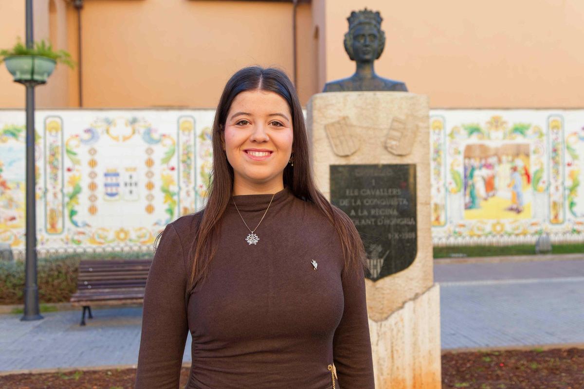 Victoria Arcos, davant de l'estàtua en homenatge a Na Violant d'Hongria.