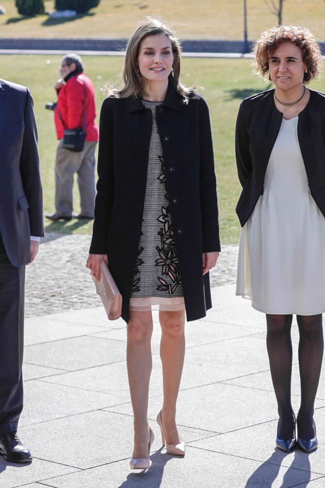 Letizia Ortiz con vestido estampado de flores y cuadros en Ávila